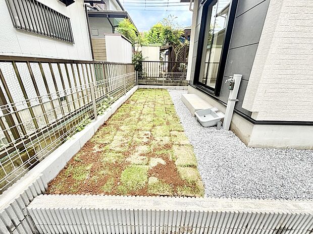 【庭】プランターを並べて季節のお花を楽しめるお庭付き。