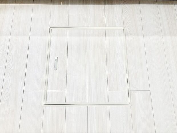 【その他設備(床下収納)】床下収納付き!日用品・非常用品の収納にも大活躍。
