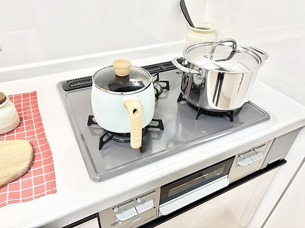 【その他設備(三ツ口コンロ)】三口ガスコンロでお料理が一気にはかどりそう。  