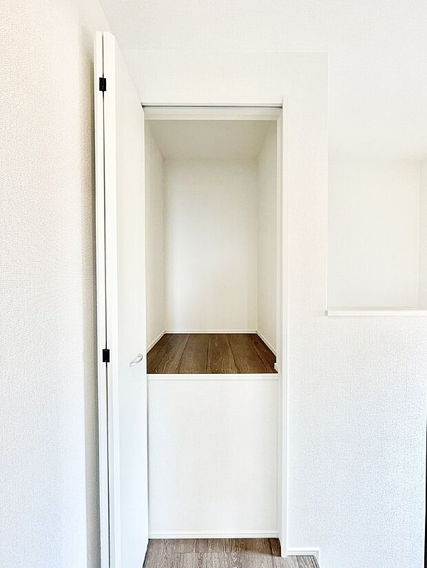 【その他設備(廊下収納)】掃除用具や生活雑貨の保管に便利な廊下収納