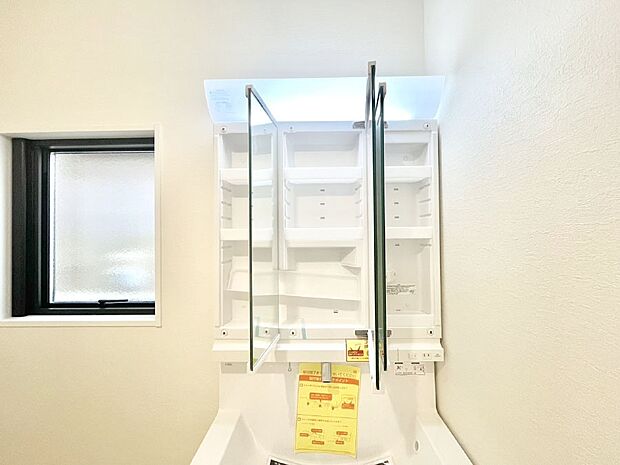 【その他設備(三面鏡裏収納)】三面鏡の裏に、化粧品や衛生用品などを収納可能。洗面台をすっきりと保ちます！