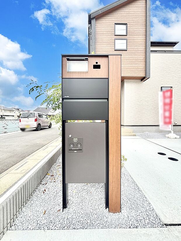 【その他現地】シンプルデザインのポスト。
