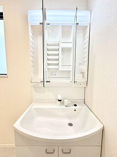 その他設備(三面鏡裏収納)