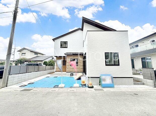 【現地外観写真】4LDK＋収納スペース充実！快適でゆとりある生活を楽しめます。