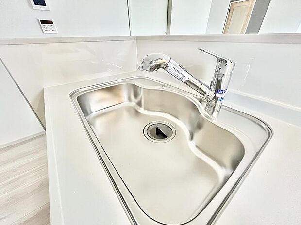 【その他設備(蛇口一体型浄水器)】いつでも清潔なおいしいお水を。一つの水栓で水道水と浄水を使い分け。