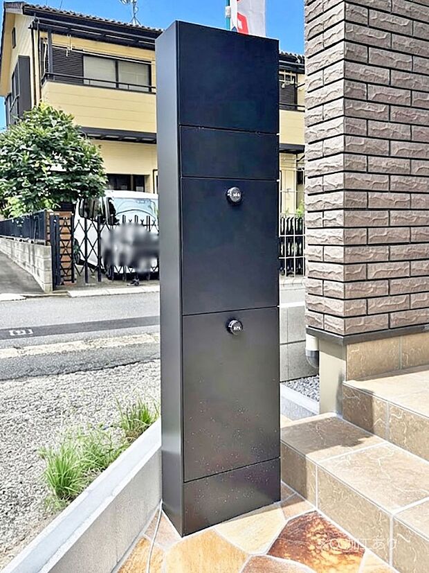 【その他現地】表札・インターホン・ポスト・宅配BOXをひとつに集約。エントランスになじむシンプルデザイン。