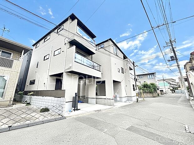 【前面道路含む現地写真】前面道路はきちんと整備されています