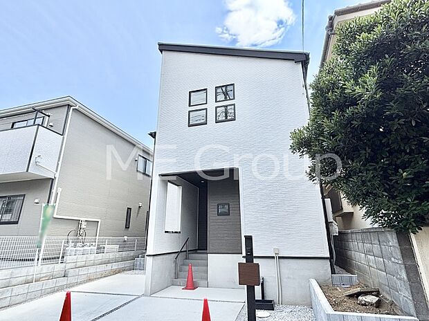 【現地外観写真】たっぷりの陽光と開放感に包まれる明るい住まい