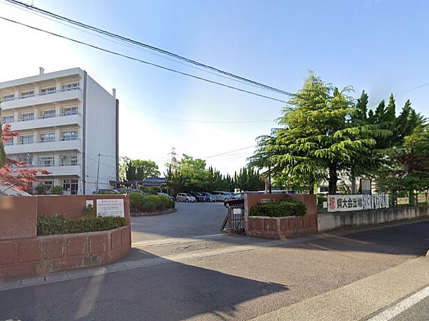 杉戸町立杉戸中学校（約600m）