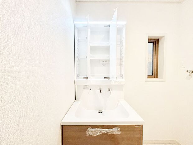 【その他設備(三面鏡裏収納)】三面鏡の裏に、化粧品や衛生用品などを収納可能。洗面台をすっきりと保ちます!