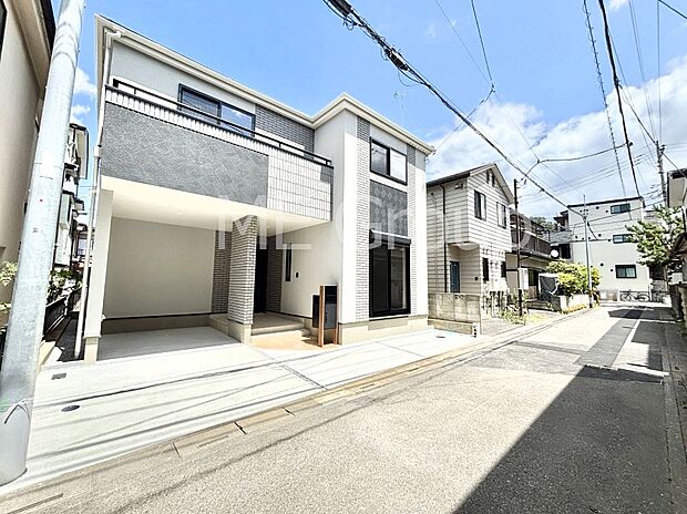 【前面道路含む現地写真】南面道路につき陽当たり良好。ここから始まる新生活を応援いたします!