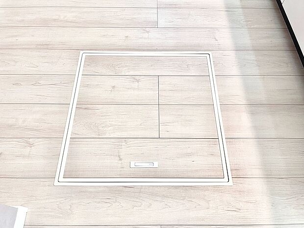 【その他設備(床下収納)】床下収納付き！日用品・非常用品の収納にも大活躍。
