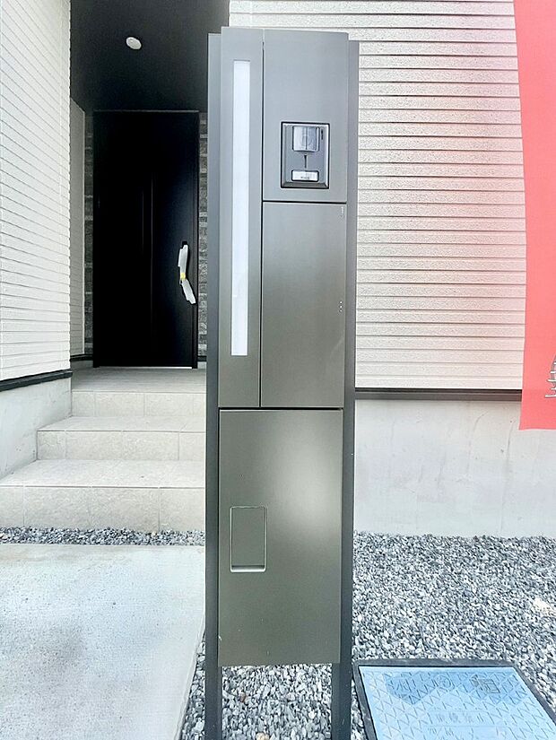 【その他現地】表札・インターホン・ポスト・宅配BOXをひとつに集約。エントランスになじむシンプルデザイン。