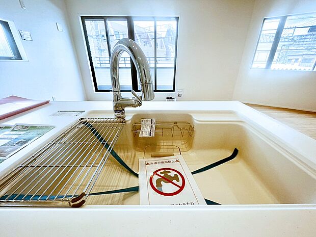 【その他設備(浄水器)】いつでも清潔なおいしいお水を。一つの水栓で水道水と浄水を使い分け。