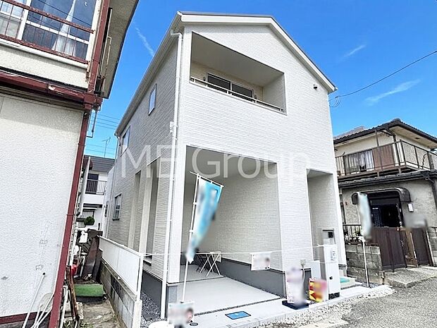 【現地外観写真】洗練された外観、上質な住空間が広がる室内は永く安心して過ごせる住居です。 