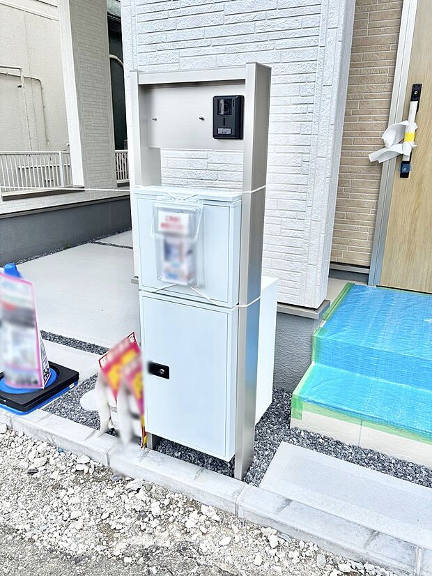【その他現地】表札・インターホン・ポスト・宅配ＢＯＸをひとつに集約。エントランスになじむシンプルデザイン。