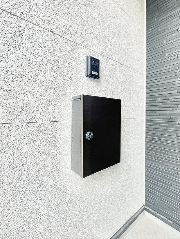 【その他現地】シンプルデザインのポスト。
