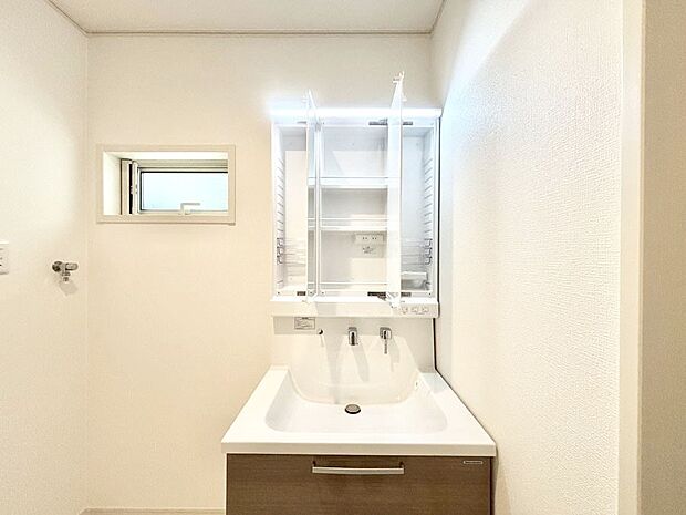 【その他設備(三面鏡裏収納)】三面鏡の裏に、化粧品や衛生用品などを収納可能。洗面台をすっきりと保ちます!