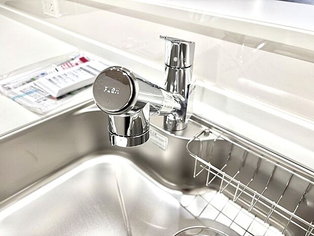 【その他設備(浄水器)】いつでも清潔なおいしいお水を。一つの水栓で水道水と浄水を使い分け。