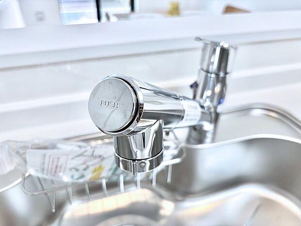 【その他設備(浄水器)】いつでも清潔なおいしいお水を。一つの水栓で水道水と浄水を使い分け。