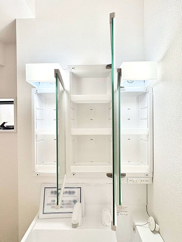 【その他設備(三面鏡裏収納)】三面鏡の裏に、化粧品や衛生用品などを収納可能。洗面台をすっきりと保ちます！