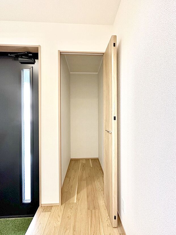 【その他設備(玄関ホール収納)】玄関ホール収納です。掃除道具やお出かけ用グッズの収納に便利です。