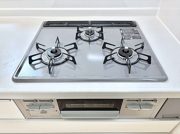 【その他設備(三面鏡裏収納)】三面鏡の裏に、化粧品や衛生用品などを収納可能。洗面台をすっきりと保ちます!