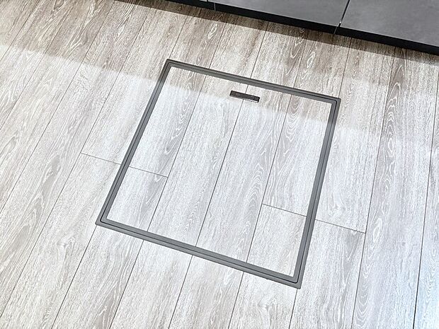 【その他設備(床下収納)】床下収納付き！日用品・非常用品の収納にも大活躍。