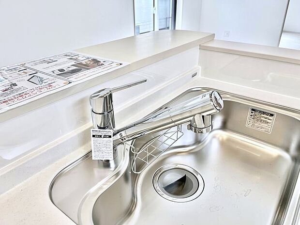 【その他設備(浄水器)】いつでも清潔なおいしいお水を。一つの水栓で水道水と浄水を使い分け。