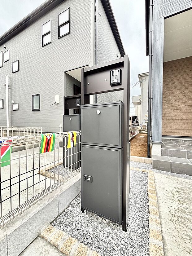 【その他現地】表札・インターホン・ポスト・宅配ＢＯＸをひとつに集約。エントランスになじむシンプルデザイン。