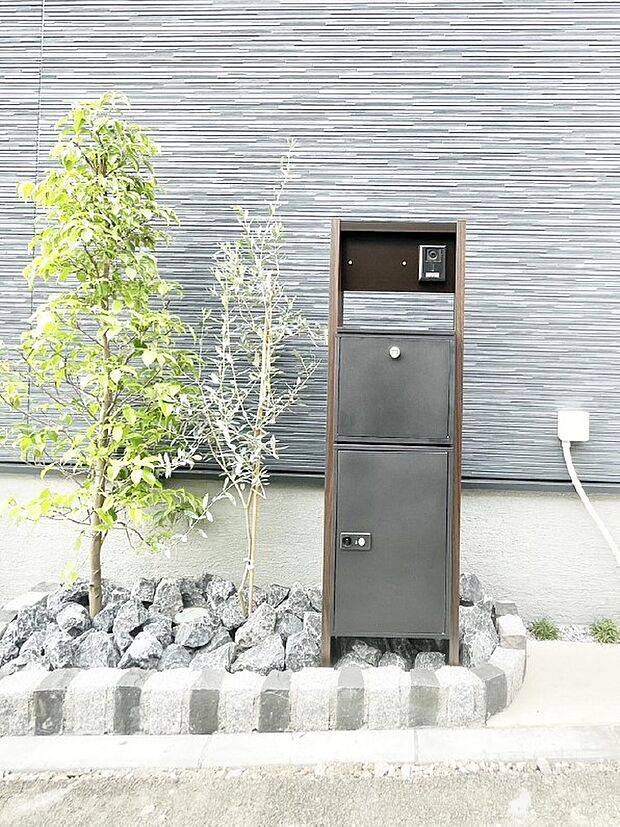 【その他現地】シンプルデザインのポスト。