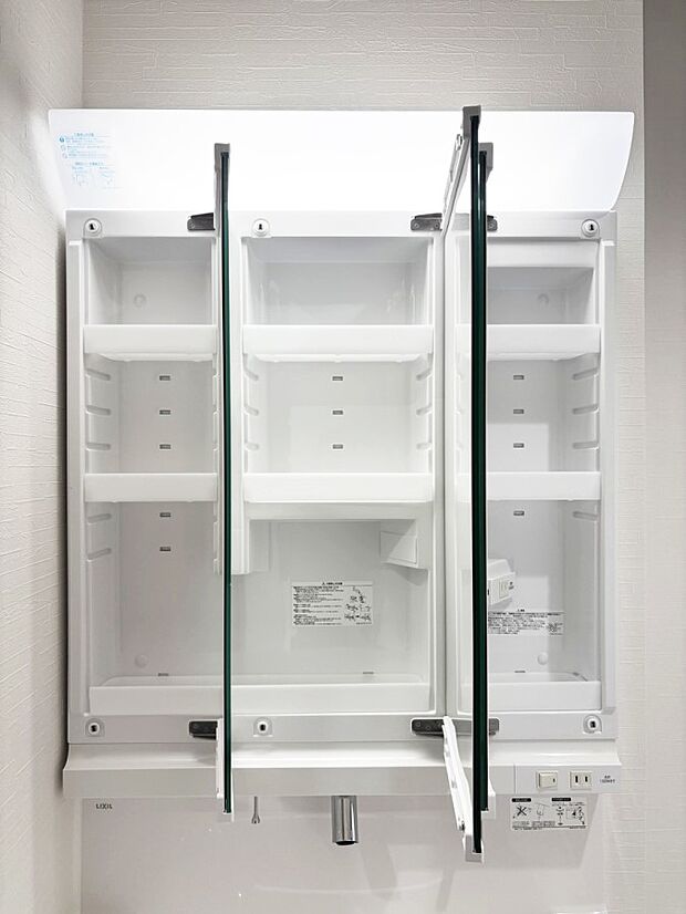【その他設備(三面鏡裏収納)】三面鏡の裏に、化粧品や衛生用品などを収納可能。洗面台をすっきりと保ちます！