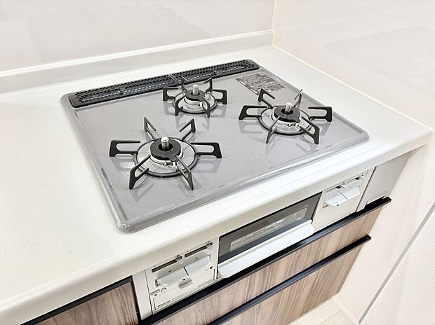 【その他設備(Siセンサーコンロ)】ガスコンロはSiセンサー搭載。火力調節や焦げ付き・消し忘れも防いでくれます。