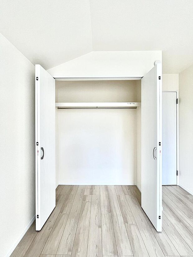 【その他設備(収納)】洋室クローゼット。全ての居室に収納が付いていて、居住スペースを広く使えます。