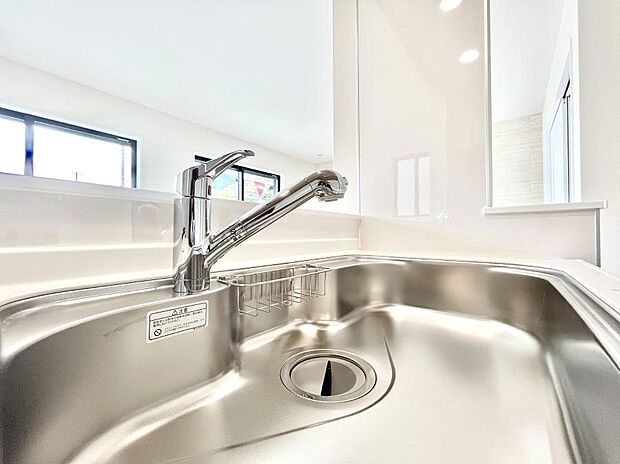 【その他設備(浄水器)】いつでも清潔なおいしいお水を。一つの水栓で水道水と浄水を使い分け。