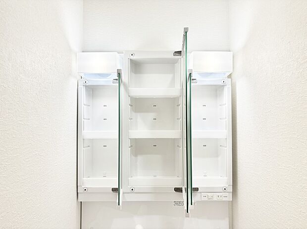 【その他設備(三面鏡裏収納)】三面鏡の裏に、化粧品や衛生用品などを収納可能。洗面台をすっきりと保ちます！