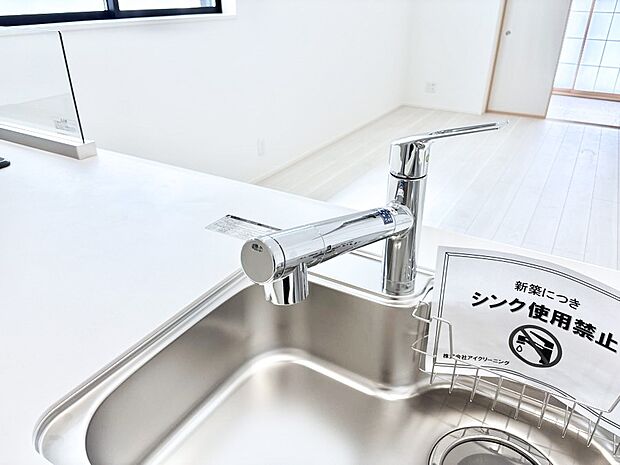 【その他設備(浄水器)】いつでも清潔なおいしいお水を。一つの水栓で水道水と浄水を使い分け。