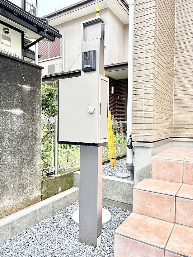 【その他現地】表札・インターホン・ポストをひとつに集約。エントランスになじむシンプルデザイン。