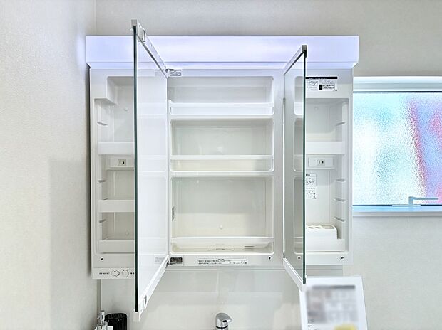 【その他設備(三面鏡裏収納)】三面鏡の裏に、化粧品や衛生用品などを収納可能。洗面台をすっきりと保ちます!