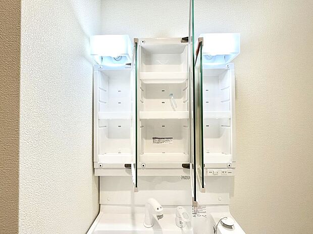 【その他設備(三面鏡裏収納)】三面鏡の裏に、化粧品や衛生用品などを収納可能。洗面台をすっきりと保ちます!
