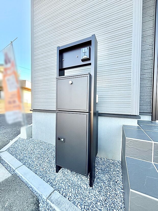 【その他現地】表札・インターホン・ポスト・宅配BOXをひとつに集約。エントランスになじむシンプルデザイン。