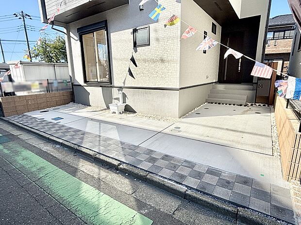 【駐車場】2台（車種による）駐車可！ご家族みんなの自転車も置ける広々カースペース。