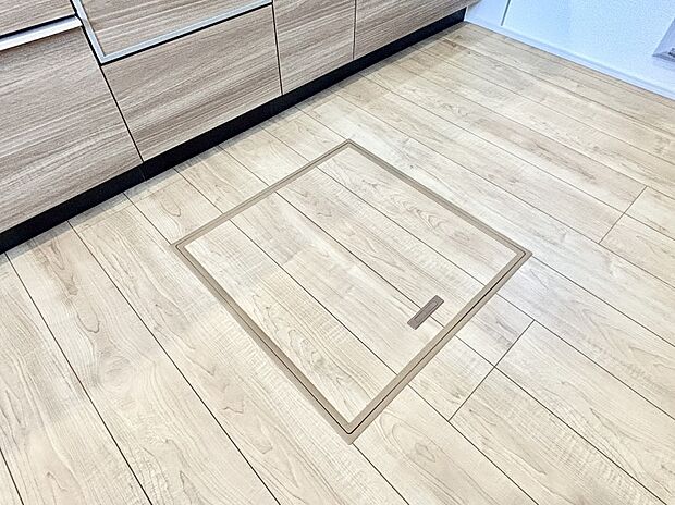 【その他設備(床下収納)】床下収納付き！日用品・非常用品の収納にも大活躍。