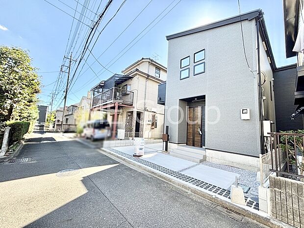 【現地外観写真】暮らしやすさと居心地の良さにこだわったシンプルで飽きのこないデザイン !
