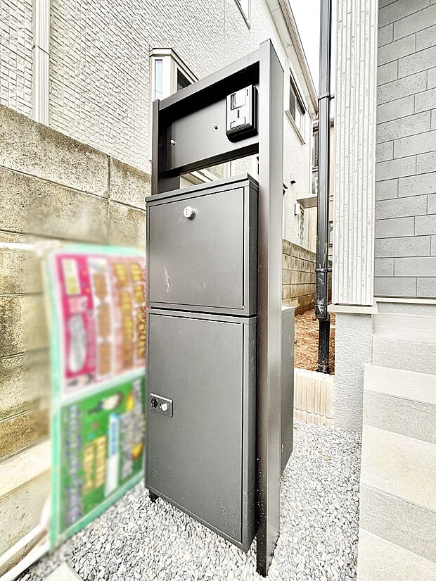 【その他現地】表札・インターホン・ポスト・宅配ＢＯＸをひとつに集約。エントランスになじむシンプルデザイン。