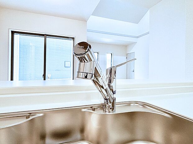 【その他設備(浄水器)】いつでも清潔なおいしいお水を。一つの水栓で水道水と浄水を使い分け。