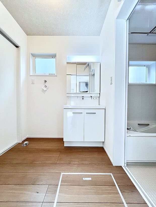 【洗面台・洗面所】大きく見やすい三面鏡で清潔感ある洗面台は、身だしなみチェックや肌のお手入れにおすすめです。 