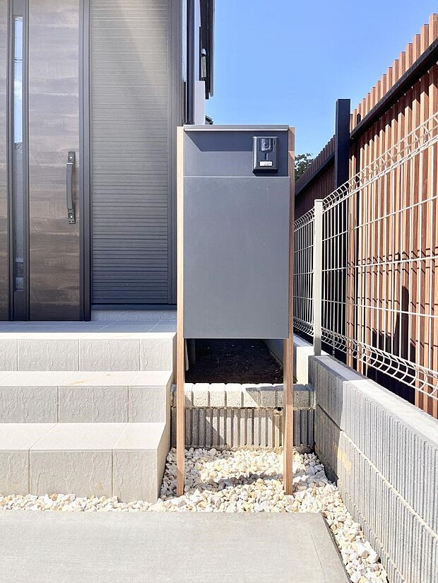 【その他現地】表札・インターホン・ポスト・宅配BOXをひとつに集約。エントランスになじむシンプルデザイン。