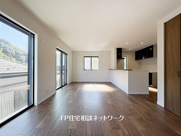 大きな窓から陽光が差し込む開放的な空間。家具配置も自由度が高く、家族の時間も自分時間も心地よく過ごせるレイアウトが魅力です。