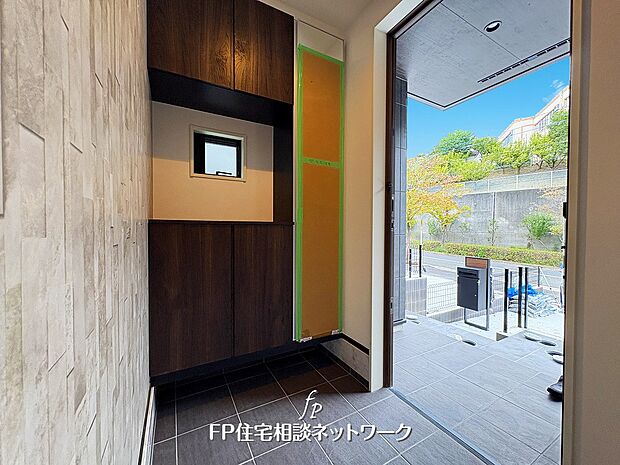 玄関収納は、天井までのたっぷりスペース。ストーン調のタイルを使った玄関は汚れにも強く、お洒落な印象です。